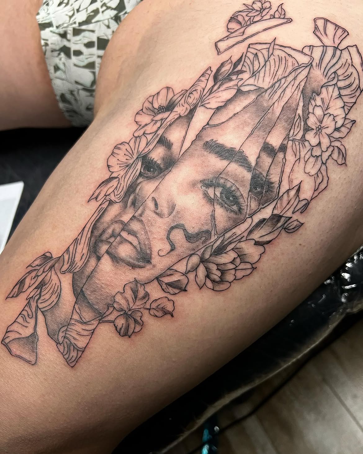 Espejo primera sesión - Tatuaje con detalles anatómicos